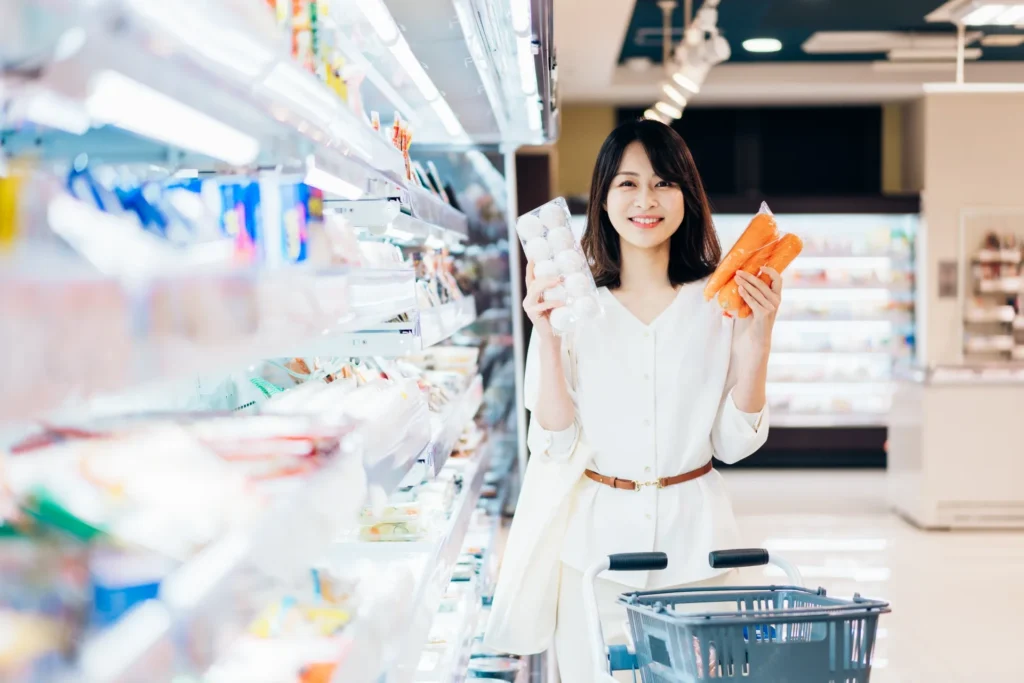 スーパーで食料品を買う若い女性