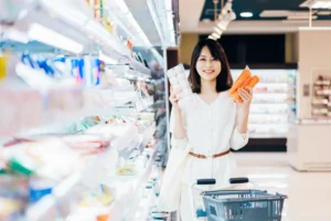 スーパーで食料品を買う若い女性