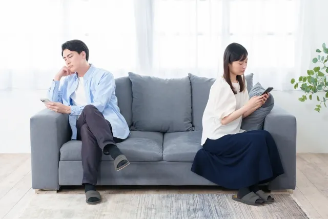 スマートフォンを使う夫婦