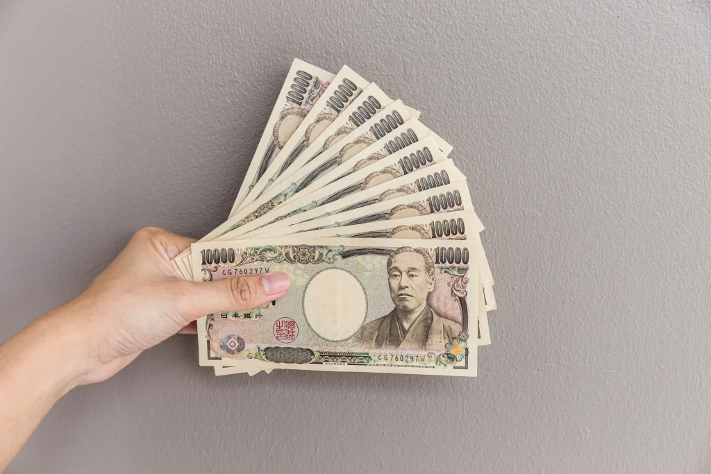 お金を見せる