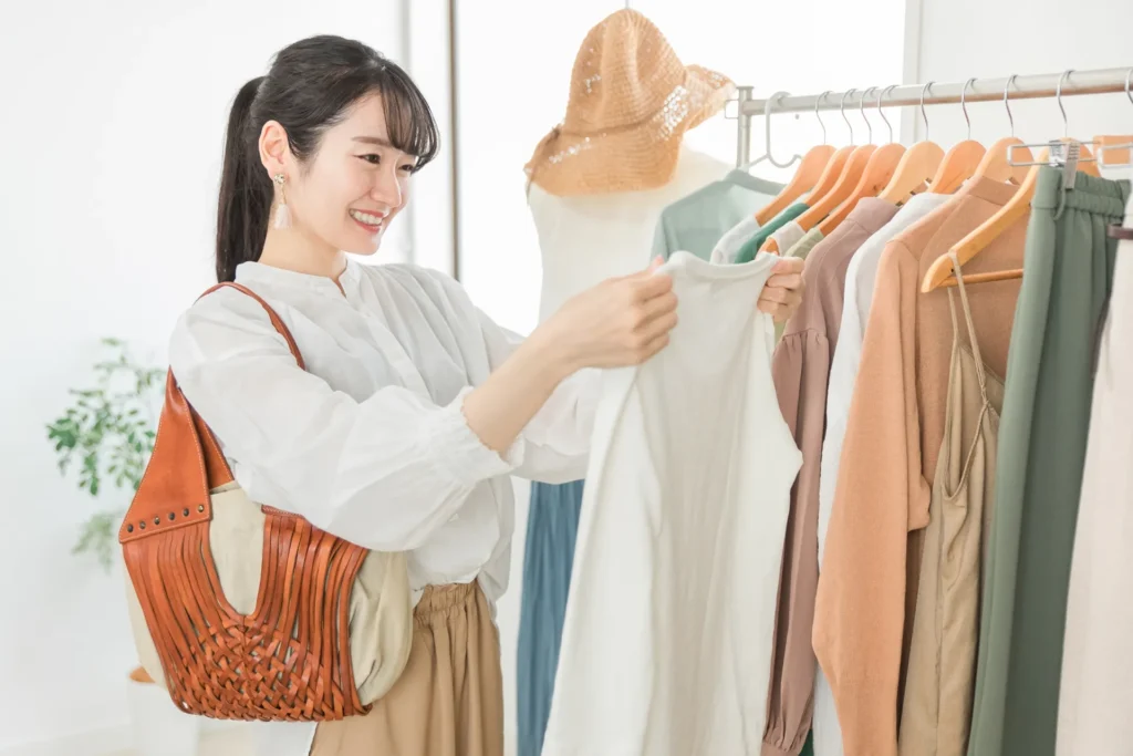 買い物をする女性