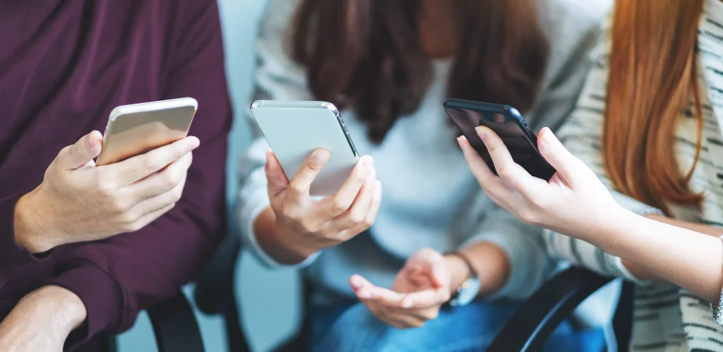 スマホを持つ人々