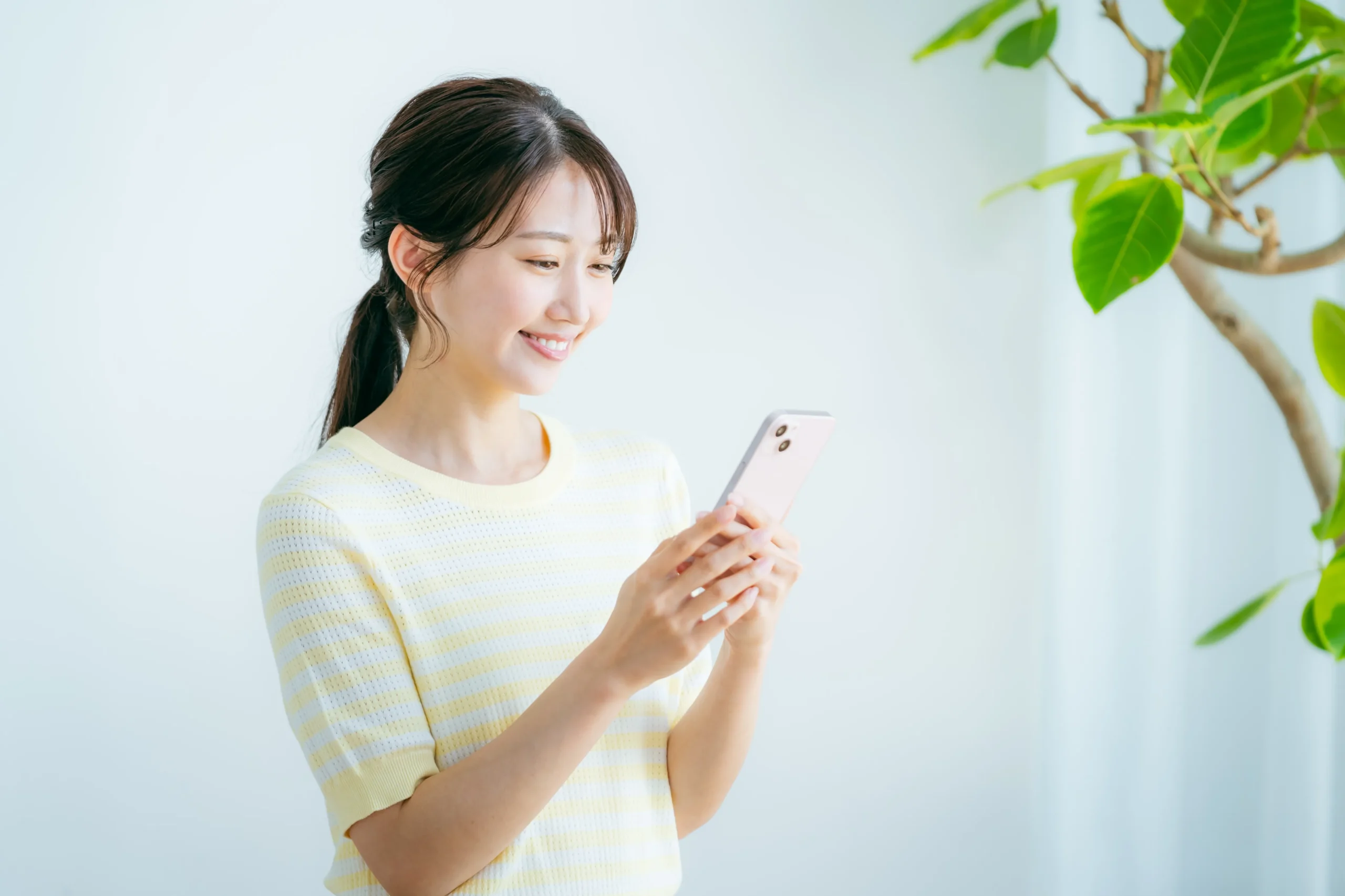 スマホを手に持つ女性
