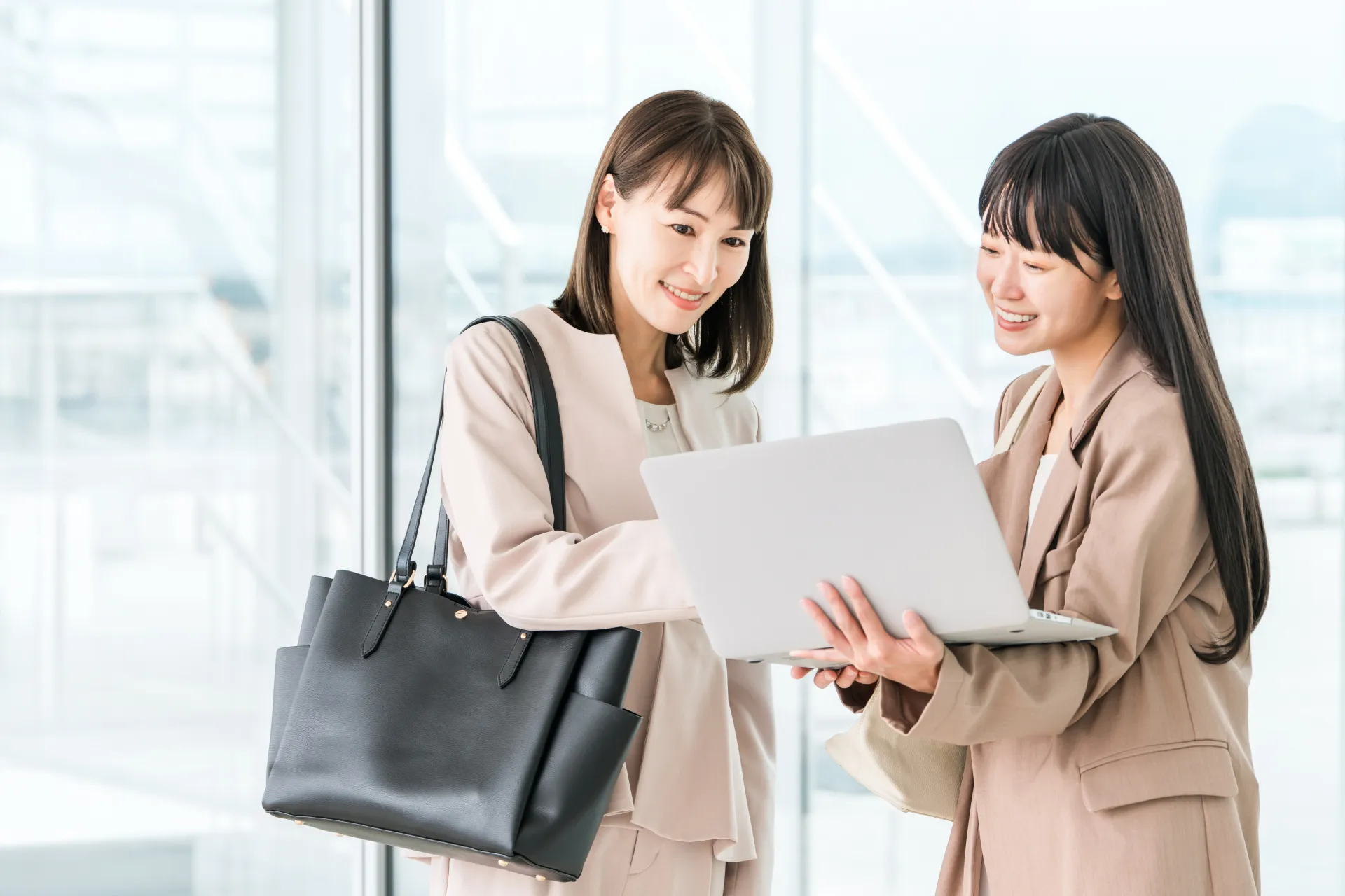 打ち合わせするビジネスウーマン