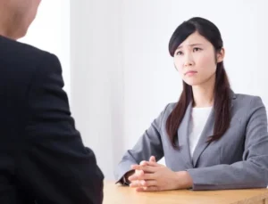 いらだつスーツ姿の女性