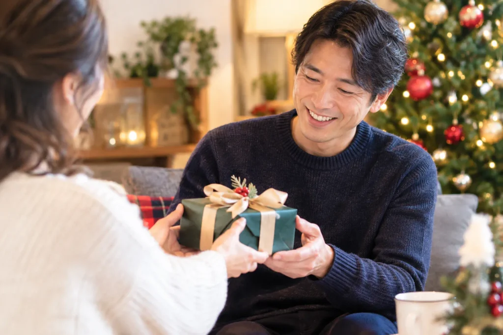 ギフトを受け取る男性