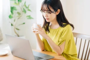 自宅でリモートワークをする女性
