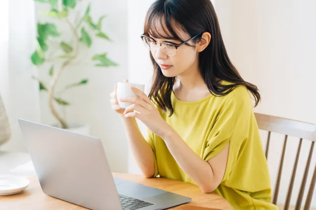 自宅でリモートワークをする女性